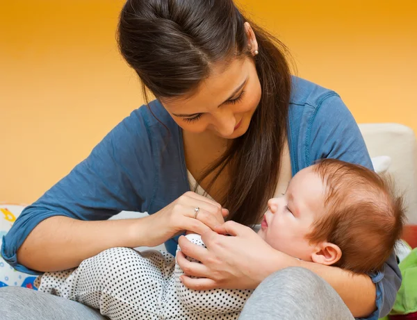 Jovem mãe com seu bebê — Fotografia de Stock