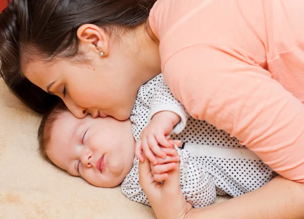 Mamma baciare dormire bambino — Foto Stock