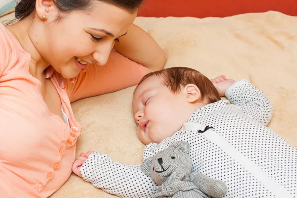 Mamma guardando il suo bambino dormire — Foto Stock