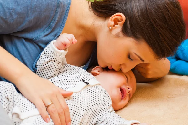 Madre con su bebé llorando — Foto de Stock