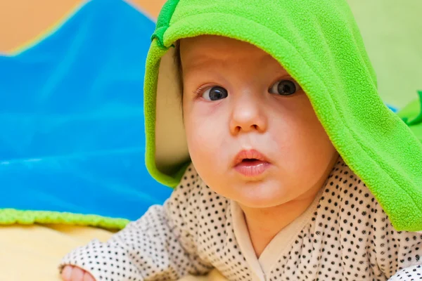 Bambino sotto una coperta — Foto Stock