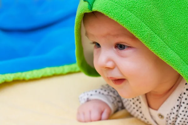 Baby onder een deken — Stockfoto