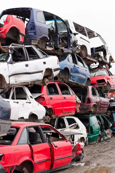 Autos auf Schrottplatz — Stockfoto