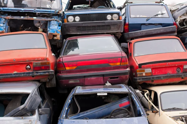 Autos auf Schrottplatz — Stockfoto