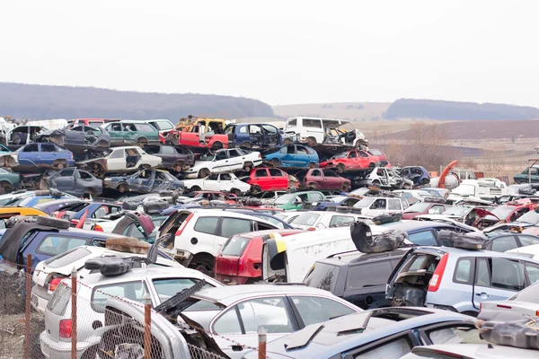 Autos auf Schrottplatz — Stockfoto