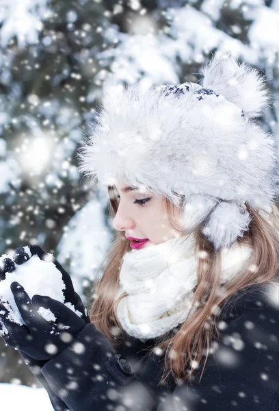 Haciendo una bola de nieve — Foto de Stock