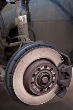 Disk fren bir araba tekerleği alarak görünür hale