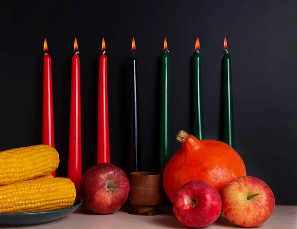 Kwanzaa férias afro-americanas. Milho, tigela e colheita. — Fotografia de Stock