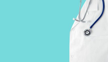 Tıp üniformasında steteskop var. Sol kopyalama alanı.