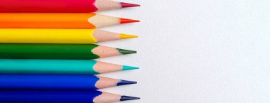 Keskin renkli kalem afişi. Yakın plan. Boşluğu kopyala.