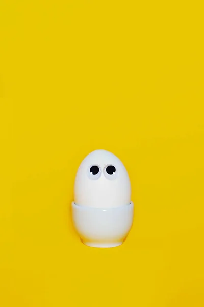 Feliz tarjeta de Pascua. Huevo creativo con ojos. —  Fotos de Stock