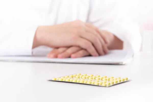 El doctor habla de pastillas. Toma de suplementos. — Foto de Stock