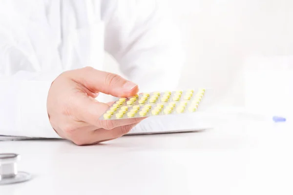 El doctor habla de pastillas. Administración de medicamentos. — Foto de Stock