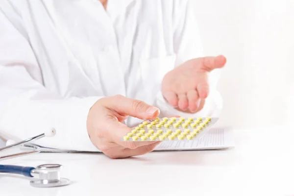 Doktor haplardan bahsediyor. İlaç veriliyor.