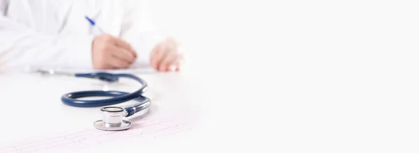 Steteskop yakın çekim. Bulanık doktor. Uzayı kopyala Pankart