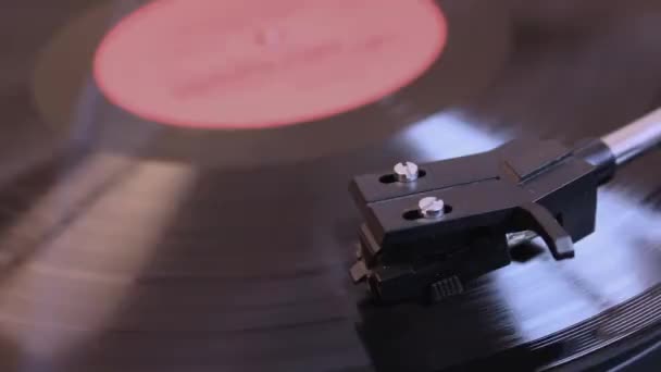 Enregistrement sur gramophone. Humeur festive. Hygge mode de vie. — Video