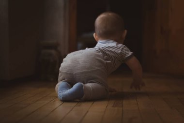 Küçük bebek yerde sürünmeyi öğreniyor.. 