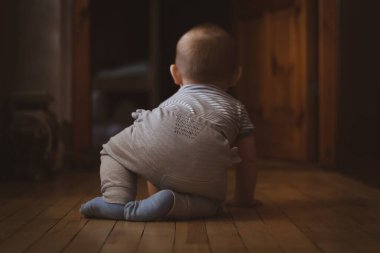 Küçük bebek yerde sürünmeyi öğreniyor.. 