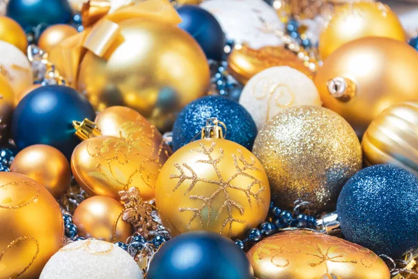 Karácsonyi ünnepek összetétele arany, kék golyó. — Stock Fotó