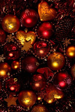 Altın ve kırmızı taşaklı Noel kompozisyonu.