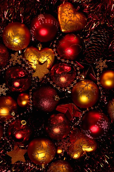 Altın ve kırmızı taşaklı Noel kompozisyonu.