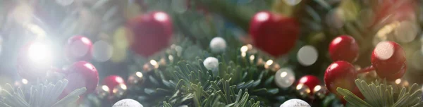 Banner de Navidad. ramas de abeto, bokeh, luces de guirnalda. —  Fotos de Stock