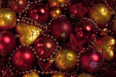 Altın ve kırmızı taşaklı Noel kompozisyonu.