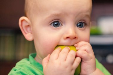 Bebeğin ilk yemek konsepti. Bebekler yüz yüze.. 