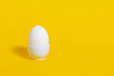 Beyaz seramik tepside beyaz tavuk yumurtası.