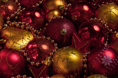 Altın ve kırmızı taşaklı Noel kompozisyonu.