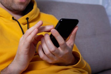 Adam cep telefonundan arıyor. Yakın plan..