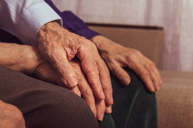 Sunbaenim destek olmak için karımın elini tutuyor. Huzurevi konsepti. Yaşlı kadın ve erkek elleri. Evlilikte sevgi ve ilgi. Yakın plan..