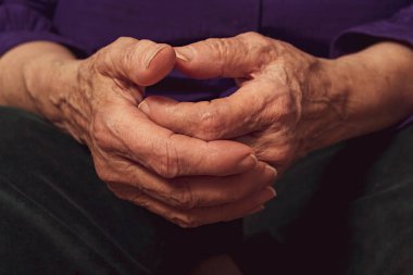 Yaşlı kadınların elleri. Kapat.. 