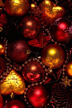 Altın ve kırmızı taşaklı Noel kompozisyonu.