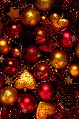 Altın ve kırmızı taşaklı Noel kompozisyonu.