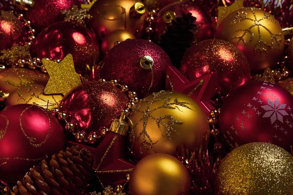 Karácsonyi ünnepek összetétele arany, piros golyó. — Stock Fotó
