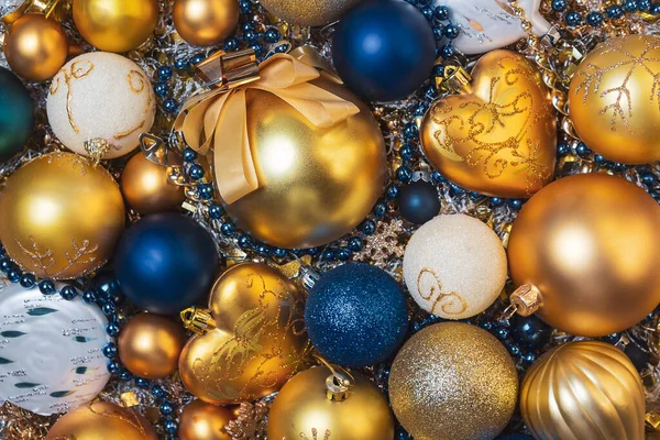 Karácsonyi ünnepek összetétele arany karácsonyi labdák. — Stock Fotó
