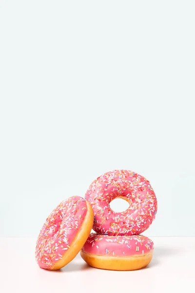 Verse roze donuts in stapel. Kopieerruimte. — Stockfoto