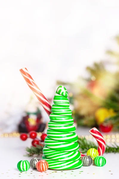 Bastoncini Caramelle Caramello Albero Natale Con Divertenti Palline Dolci Concetto — Foto Stock