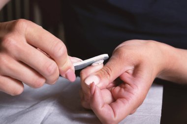 Shellac, tırnak cilası evde çıkarılıyor.. 