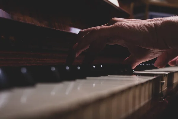 Femme Blanche Jouant Piano Maison Concentration Sélective Clés Piano Bleues — Photo