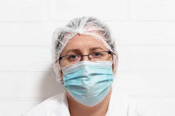 Koruyucu Üniforma Maske Takmış Yorgun Umutsuz Kafkas Kadın Doktorlara Yakın — Stok fotoğraf