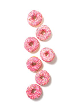 Beyaz üzerine pembe lezzetli çörekler. Üst görünüm. 