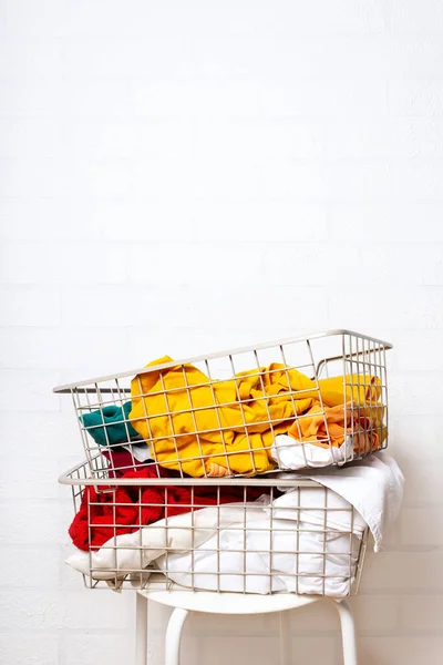Montón de ropa sucia y colorida en cestas. — Foto de Stock