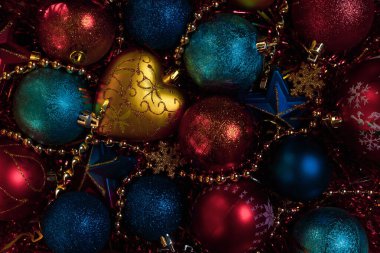 Kırmızı, mavi taşaklı Noel kompozisyonu.