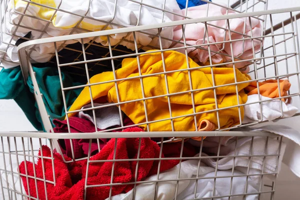 Bunte Kleidung Körben Der Waschküche Unsachgemäße Lagerung Der Dinge Chaos — Stockfoto
