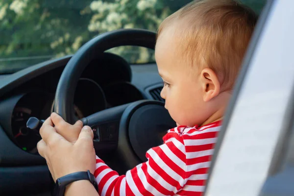 Mani Dei Bambini Tengono Volante Dell Auto Seduto Sul Sedile — Foto Stock