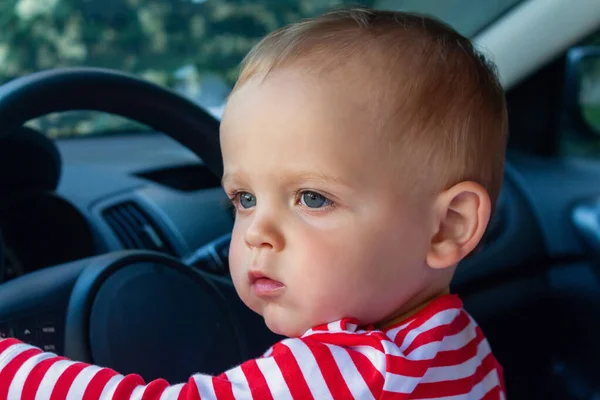 小高加索男婴为司机 坐在汽车司机的座位上 带孩子旅行的概念 透过开着的车窗看东西 — 图库照片