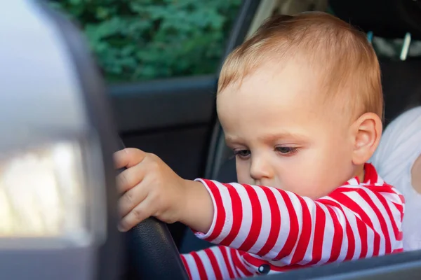 Bebek şoförü. Çocuk konseptiyle seyahat. — Stok fotoğraf