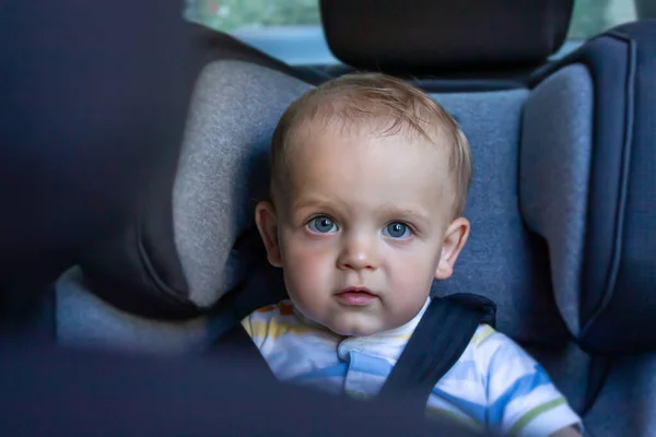 Bébé garçon sur le siège auto. Sécurité des enfants — Photo